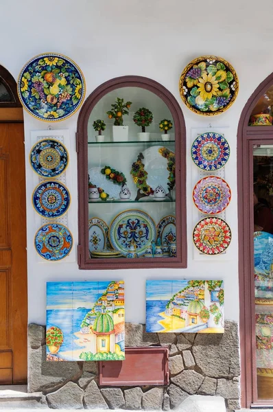 Boutique de souvenirs avec plaques et peintures caractéristiques à Positano, Côte amalfitaine, Italie — Photo