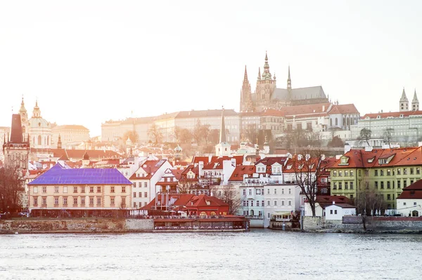 Vista panorámica del río Moldava, Castillo y edificios en Praga, República Checa —  Fotos de Stock