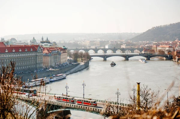 Praga skyline vista panorâmica das pontes sobre o rio Vltava em um dia nebuloso, República Checa — Fotografia de Stock