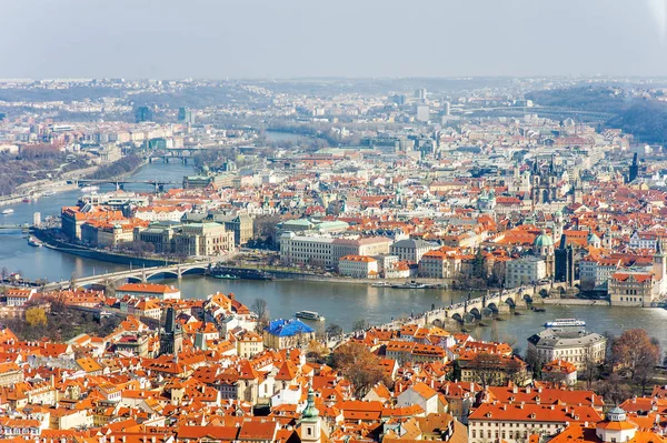 布拉格风景全景鸟瞰的城市景观与伏尔塔瓦河河和查尔斯桥, 捷克共和国 — 图库照片