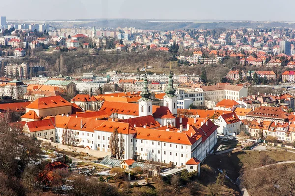 Панорамный вид на церковь и здания, Чехия — стоковое фото