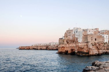 Polignano Bari, Apulia, Güney İtalya yakınlarındaki bir kısrak kasabada doğal görünümünü