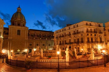 Palermo, Sicilya, İtalya - Barok Pretoria geceleri kare üzerinde çeşme utanç gece görünümü