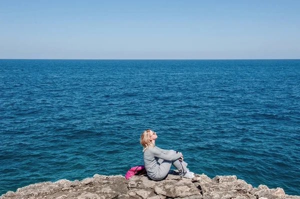 Kvinna turist i Polignano, Apulien, Italien, i en sommardag — Stockfoto