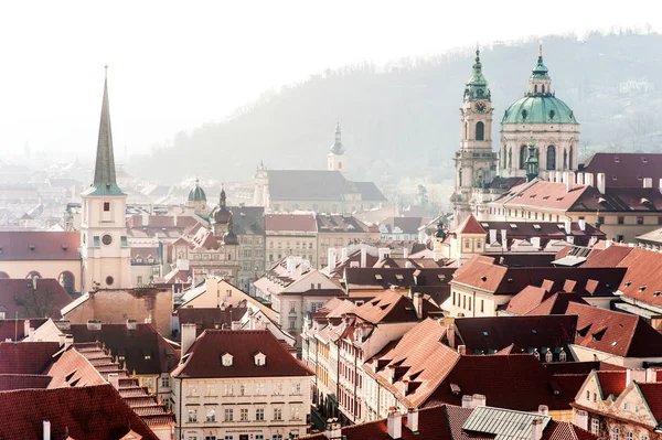 Praha střechy, kostelů a budov panoramatický pohled, Česká republika — Stock fotografie