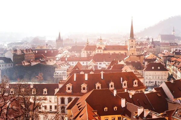 Praha střech a budov panoramatický pohled v mlhavém dni, Česká republika — Stock fotografie