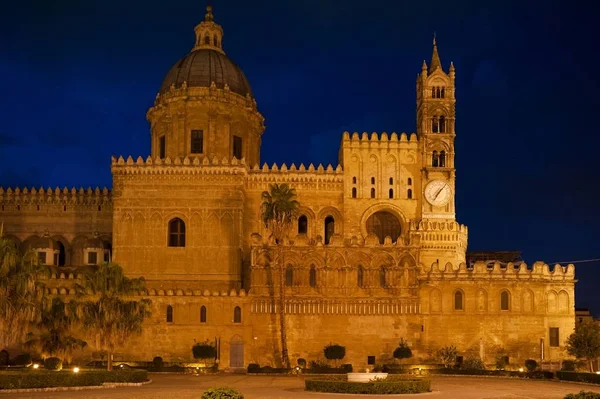 Palermo barokke kathedraal kerk uitzicht op nacht, Sicilië, Italië — Stockfoto
