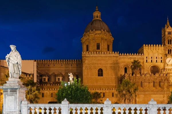 Palermo barokke kathedraal kerk schilderachtig uitzicht bij nacht, Sicilië, Italië — Stockfoto