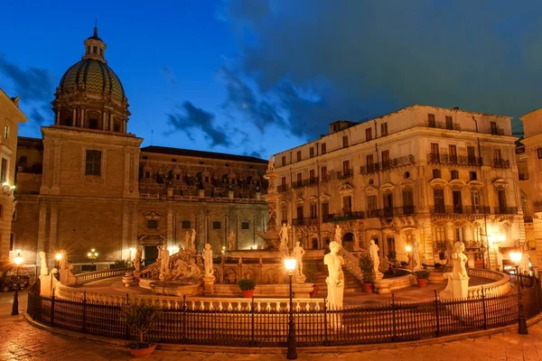 Palermo, Sicily, Italy - night view of Fountain of shame on baroque Pretoria square at night — Stock Photo, Image