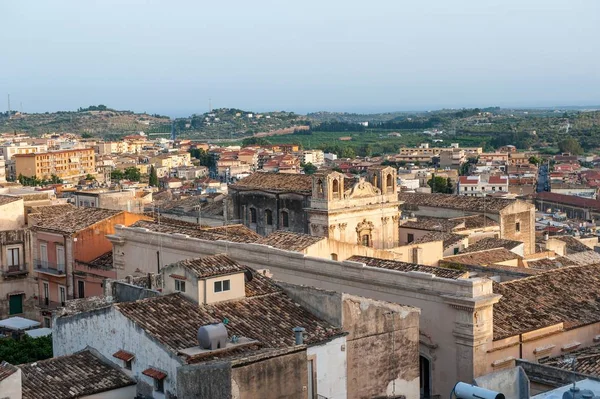 Noto edifícios antigos e paisagem vista panorâmica, Sicília, Itália — Fotografia de Stock