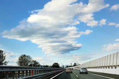 Otoban yol, otomobil, Otokorkuluk, gökyüzü ve bulutlar