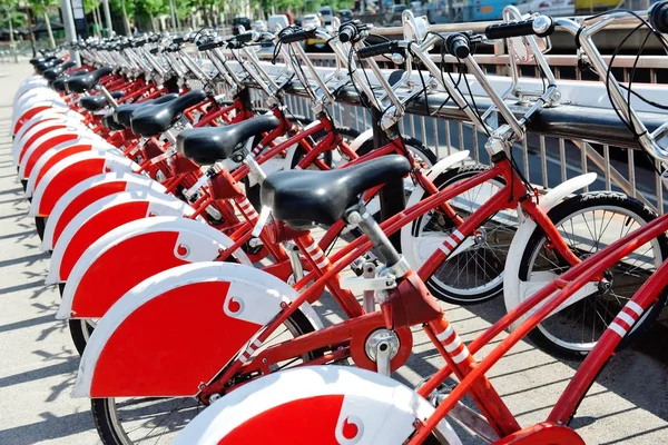 Estacionamiento de bicicletas en Barcelona, España — Foto de Stock