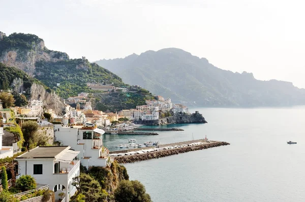 Амальфи, Италия - панорамный вид на город и побережье — стоковое фото
