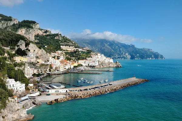 阿马尔菲, 意大利-城市和蓝色海的全景视图 — 图库照片