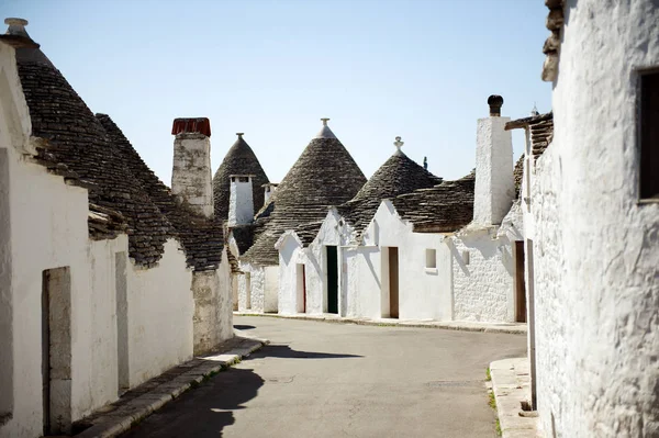 Typowe budynki Trulli ze stożkowymi dachami w Alberobello, Apulia, Włochy — Zdjęcie stockowe