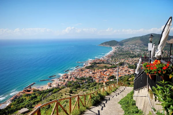 なめる、チレント, イタリア - 都市、海岸線と地中海のパノラマ ビュー — ストック写真