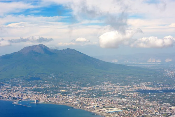 Неаполітанську затоку та Везувій панорамний вид з гори Faito — стокове фото