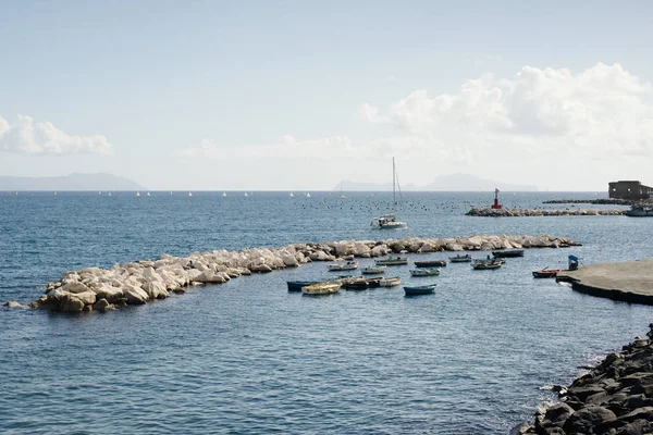 Mar, barcos y cielo en Nápoles, Italia — Foto de Stock