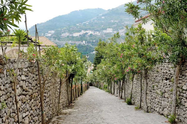 Ravello, Amalfikust, Italië - schilderachtig uitzicht van een trap — Stockfoto