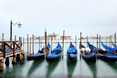 Venice, İtalya - gondol bir kanal içinde