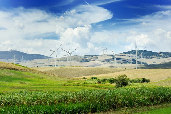 Větrná turbína generátor a modrá obloha - ekologie úsporný koncept — Stock fotografie