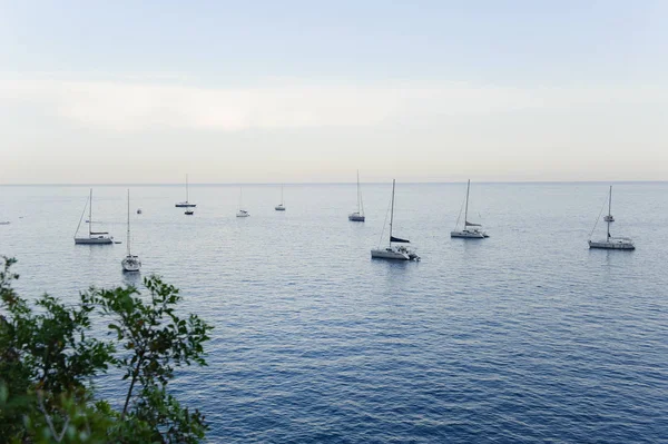 Vista panoramica sul mare e le barche — Foto Stock