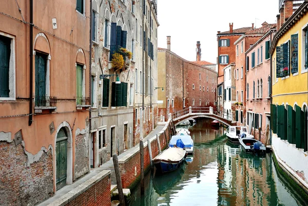 Красивый канал и исторические здания в Венеции, Италия — стоковое фото