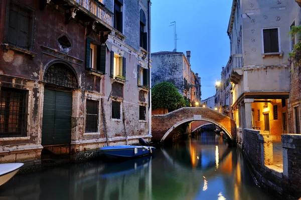 Vista romântica noturna de um canal, Veneza, Itália — Fotografia de Stock