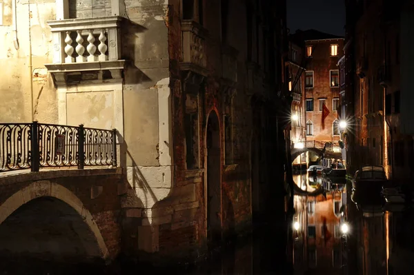 Venezia di notte - Veduta di un canale, Venezia, Italia — Foto Stock