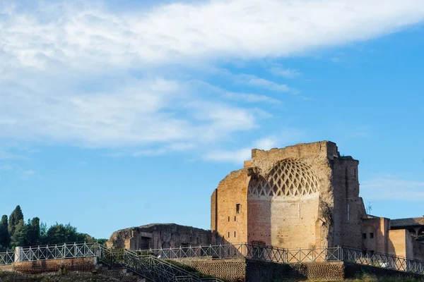 Romeinse keizerlijke oude gebouw in Rome ruïnes opgravingen, Italië — Stockfoto