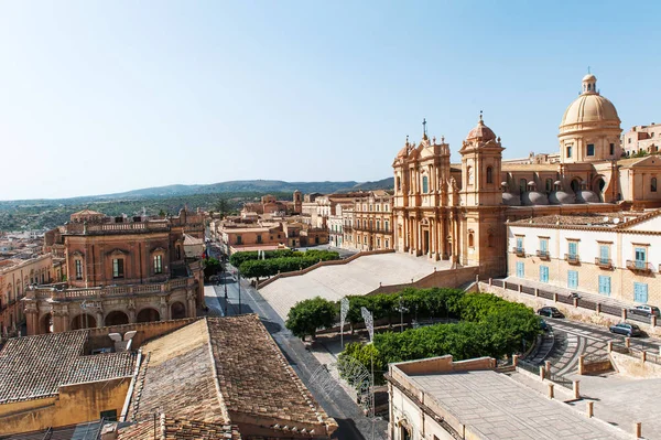 Vista panorámica del ayuntamiento y la catedral barroca de Noto, Patrimonio de la Humanidad por la UNESCO, Sicilia, Italia —  Fotos de Stock