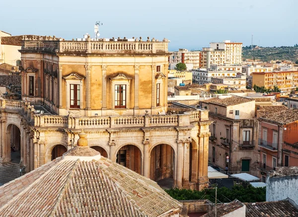 Câmara Municipal e vista da cidade de Noto, Sicília, Itália — Fotografia de Stock