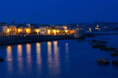 Ortigia Island sahil şeridi scenic view gece mavi bir saatte, Syracuse, Sicilya, İtalya