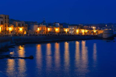 Ortigia sahil Adası panoramik gece, Syracuse, Sicilya, İtalya