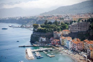 Sorrento panoramik manzaralı sahil ve Marina grande, Campania, İtalya