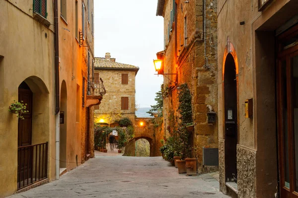 Village de Pienza vue étroite caractéristique sur la rue au lever du soleil, Toscane, Italie — Photo