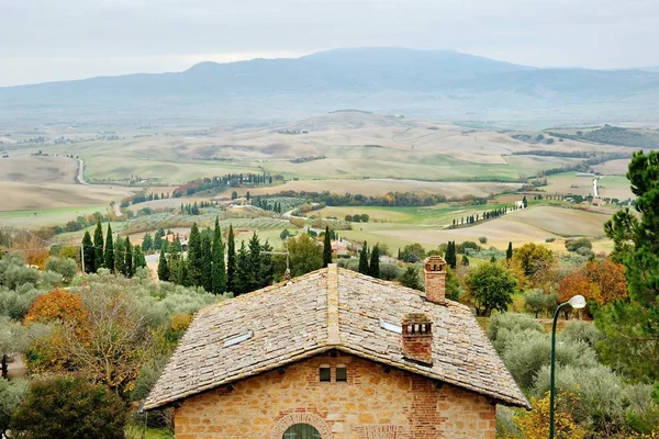 Toskańskich wzgórz i rustykalny dom panoramiczny widok, Pienza, Toskania, Włochy — Zdjęcie stockowe