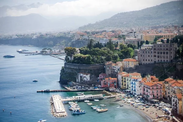 Sorrento panoramisch uitzicht over de kust en Marina grande, Campania, Italië — Stockfoto