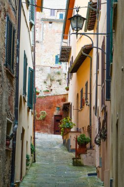 Montepulciano, Siena, Toskana, İtalya yakınlarındaki bir ortaçağ ve Rönesans hill kasabada tipik karakteristik dar sokakta