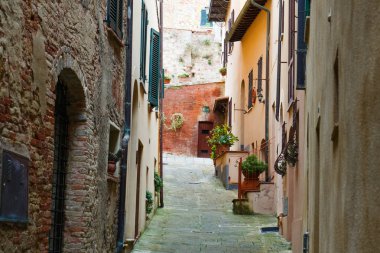 Montepuliciano eski şehir karakteristik Ortaçağ dar sokak, Toskana, İtalya