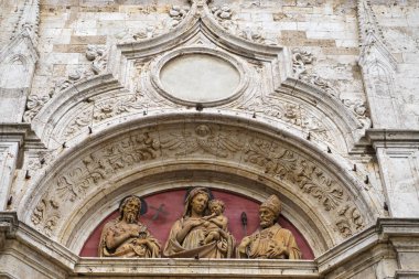 Montepulciano, Siena eyaletinin, Toskana, İtalya - şehir merkezinde Mermer heykel kiliseden cephe detay