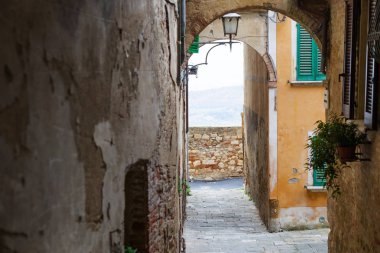 Dar sokakta karakteristik: Montepulciano, Siena yakınındaki bir ortaçağ kenti Tuscany kırsal, İtalya kalbinde