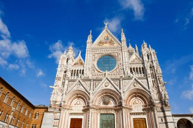 Gotik Rönesans kilise Santa Maria Assunta, Siena, Toskana, İtalya katedral ve cephe manzaralı görünüm
