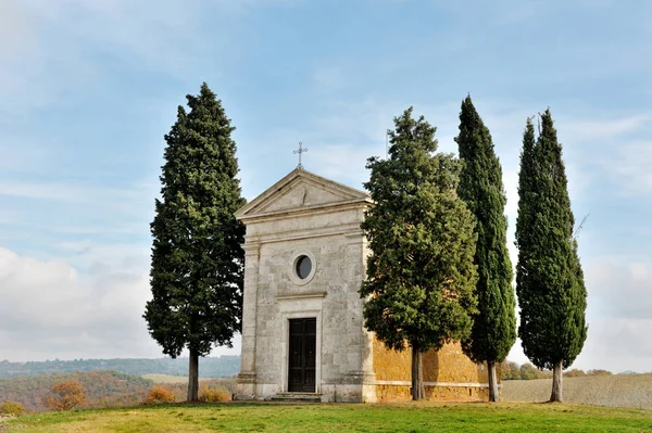 Madonna van Vitaleta kapel en cipres bomen in Toscaanse landschap — Stockfoto