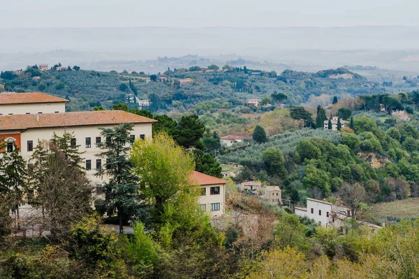 Toskana yatay, ağaçlar, evler ve yeşil tepeler Toskana, İtalya — Stok fotoğraf