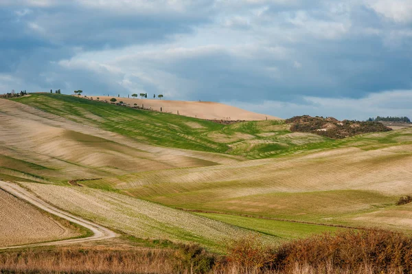 İnişli çıkışlı tepeler, Toskana, İtalya ile Toskana tarım arazileri kırsal manzara panoramik manzaralı