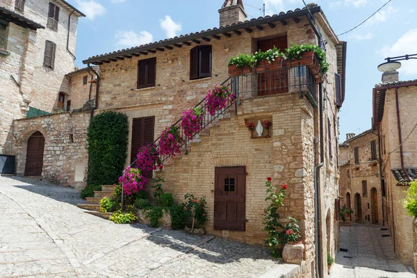 Ruelle historique médiévale italienne traditionnelle de belle petite — Photo