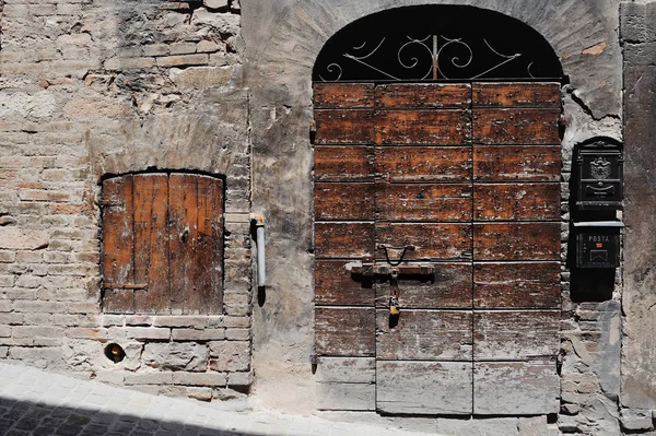 Starożytne drzwi w starym mieście Spello Umbria. — Zdjęcie stockowe