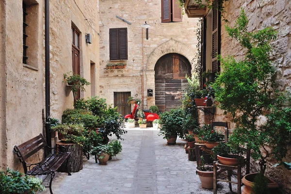 Bella Via nell'antica città di Spello in Umbria — Foto Stock