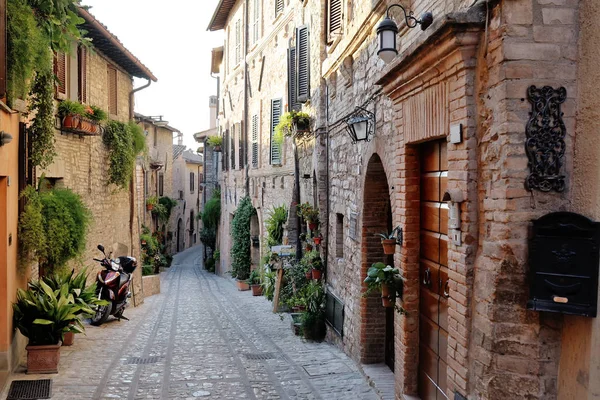 Traditionella italienska medeltida historiska gränden av vackra lite — Stockfoto